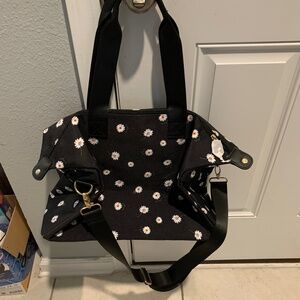 Alice + Olive- NWT- Black background-white daisies